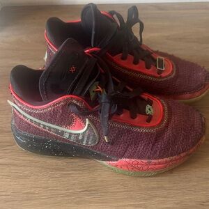 Nike LeBron 20 SE GS Kids Night Maroon an Basketball Shoe